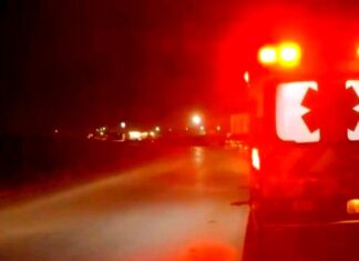 Trasladan a nosocomio a persona lesionada tras sufrir incidente vial