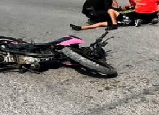 Unidad médica auxilia a persona lesionada tras sufrir accidente