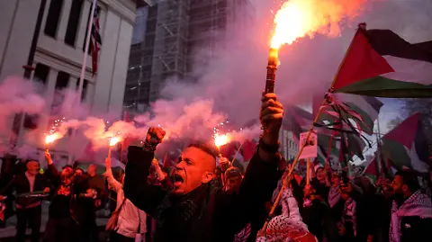 Cientos de manifestantes propalestinos antes del partido entre Noruega e Israel