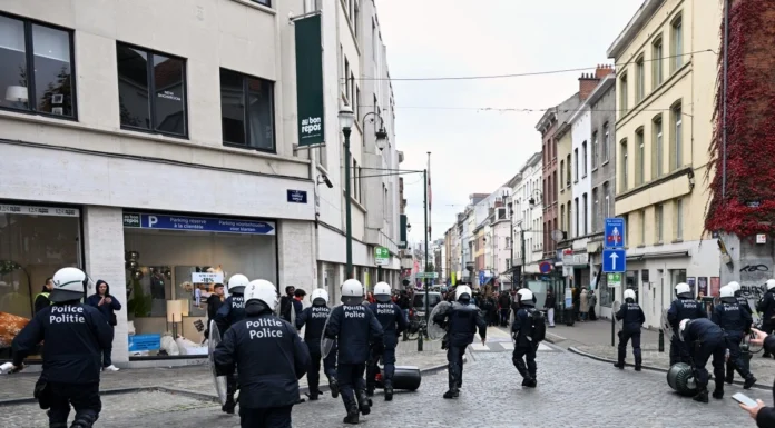 Protestan en Bruselas contra medidas de austeridad; policías lanzan gases lacrimógenos