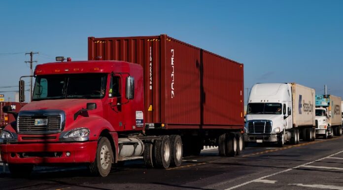 Aranceles a camiones pesados entrarán en vigor el 1 de noviembre, anuncia Trump