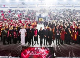 Celebran graduación histórica con entrega inmediata de títulos profesionales