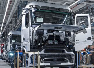 Entran en vigor aranceles de 25% en EU a camiones importados y golpea a México