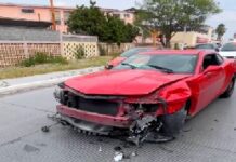 Chocan unidades dejando daños materiales y caos vial