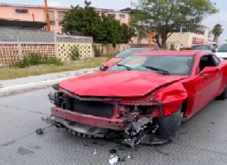 Chocan unidades dejando daños materiales y caos vial