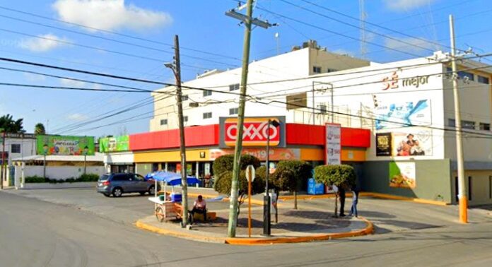 Ratero amaga con cuchillo a empleados para asaltar tienda comercial