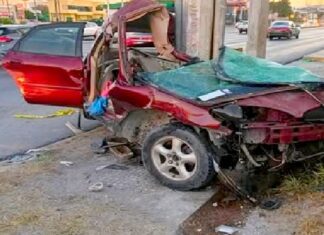 Se debate entre la vida y la muerte tras sufrir aparatoso accidente vial