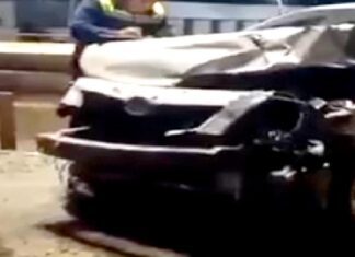 Se proyecta unidad en carretera Monterrey dejando daños materiales