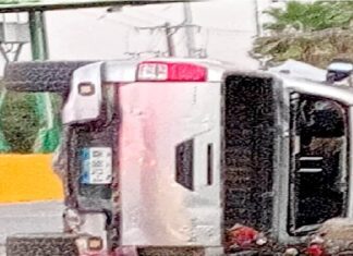 Vuelca unidad en concurrido boulevard dejando daños materiales