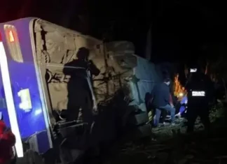 Tragedia en la México–Tampico deja cinco muertos y 22 heridos Cinco personas perdieron la vida y al menos 22 más resultaron lesionadas luego de la volcadura de un autobús de transporte público registrada en la carretera federal México–Tampico