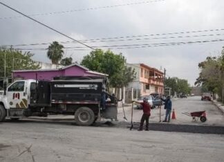 Realizan trabajos de mejoramiento vial y atendiendo reportes