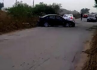 Accidente deja daños materiales y caos vial sobre lateral de canal de aguas negras