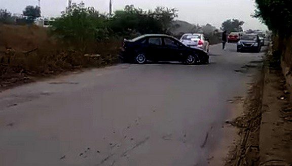 Accidente deja daños materiales y caos vial sobre lateral de canal de aguas negras (1)