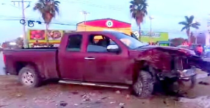 Accidente vial deja cuantiosos daños en carretera Reynosa-San Fernando