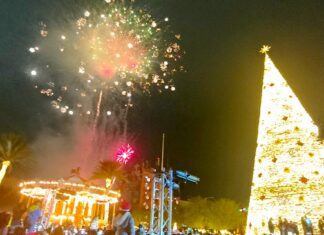 Alcalde Carlos Peña Ortiz, enciende mega pino de navidad en Reynosa