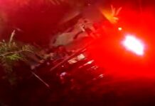 Cae unidad en canal de aguas negras dejando daños materiales