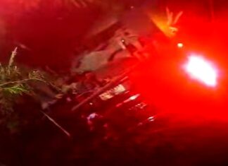 Cae unidad en canal de aguas negras dejando daños materiales