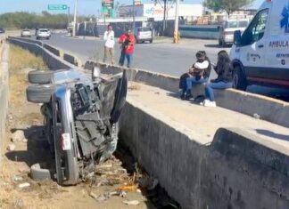 Cae unidad en dren de aguas negras dejando daños y lesionados