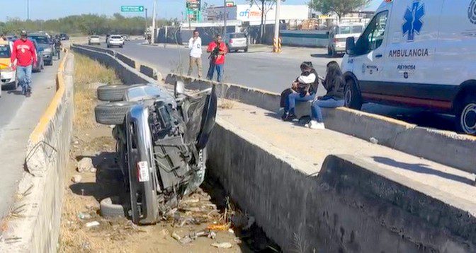 Cae unidad en dren de aguas negras dejando daños y lesionados (1)