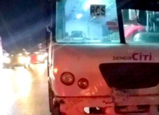 Chocan unidades en concurrida carretera dejando daños materiales