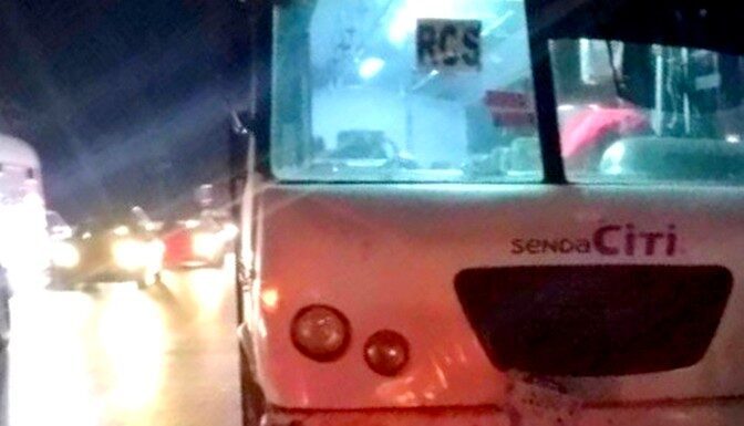 Chocan unidades en concurrida carretera dejando daños materiales