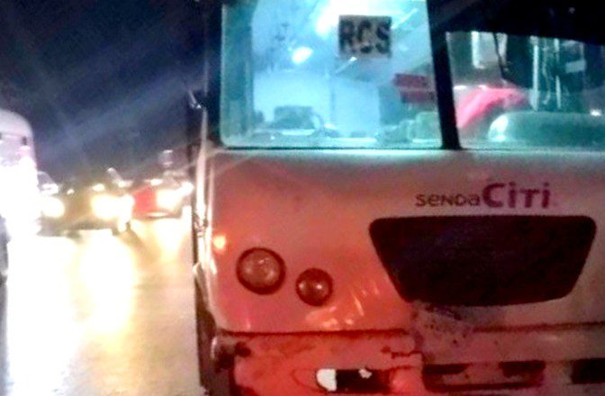 Chocan unidades en tétrica carretera dejando daños materiales