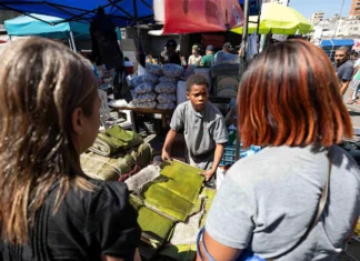 Venezolanos, más preocupados por el alza del dólar y su economía en Navidad que por el despliegue de EU