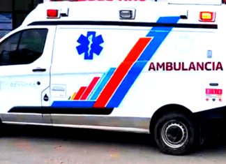 Unidad médica auxilia a persona lesionada por accidente vial