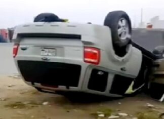 Vuelca unidad en apartada colonia popular dejando daños materiales