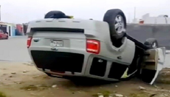 Vuelca unidad en apartada colonia popular dejando daños materiales