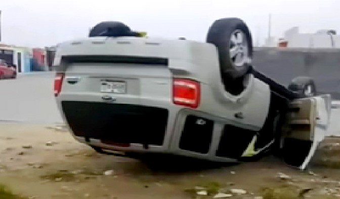 Vuelca unidad en apartada colonia popular dejando daños materiales (2)