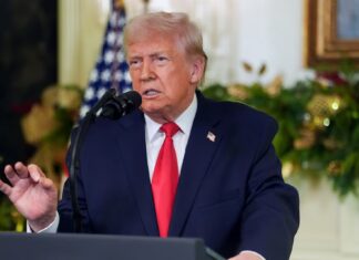 Hace 11 meses, EU era un desastre: Trump se celebra a sí mismo por aranceles y deportaciones de migrantes