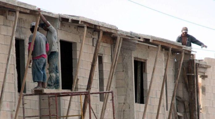 La inflación de enero rebasa poder de compra de albañiles; 50% del salario se va en canasta básica