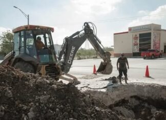Realizan reparación de fuga en la avenida Constituyentes