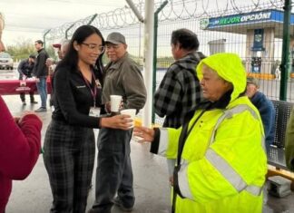 Llevan café caliente a las personas adultas mayores