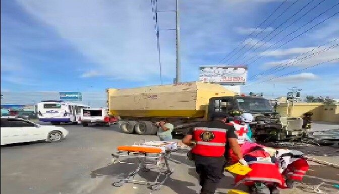 Accidente deja lesionados, daños y caos vial en boulevard Hidalgo