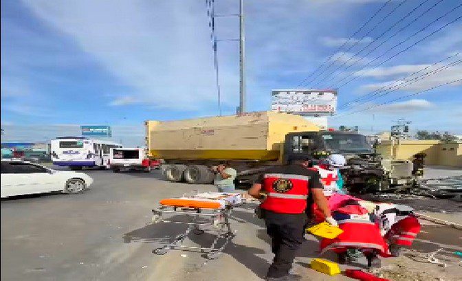 Accidente deja lesionados, daños y caos vial en boulevard Hidalgo (3)