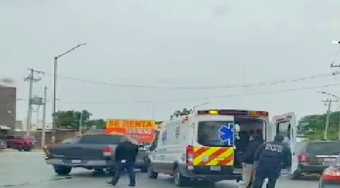 Accidente deja una persona lesionada, daños materiales y caos vial