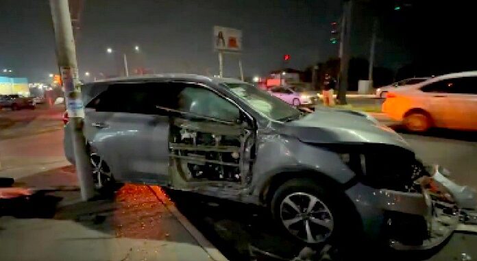 Accidente vial deja cuantiosos daños en concurrido boulevard