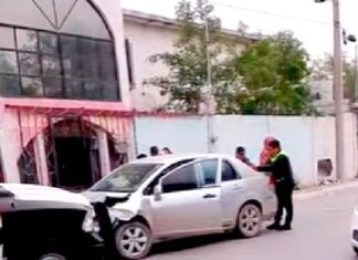 Accidente vial deja cuantiosos daños en la colonia Praderas de Elite