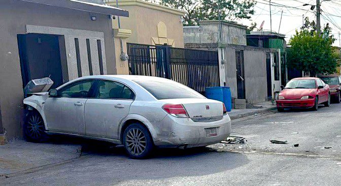 Aparatoso accidente deja cuantiosos daños en Jarachina Sur (1)