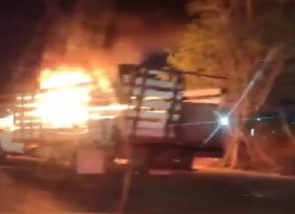 Bomberos sofocan incendio en camión que dejo daños materiales