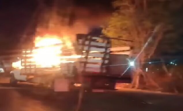 Bomberos sofocan incendio en camión que dejo daños materiales