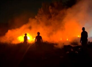 Bomberos sofocan incendio en pastizal en alejada colonia que dejo daños