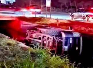 Cae unidad a dren desalinzador dejando daños materiales