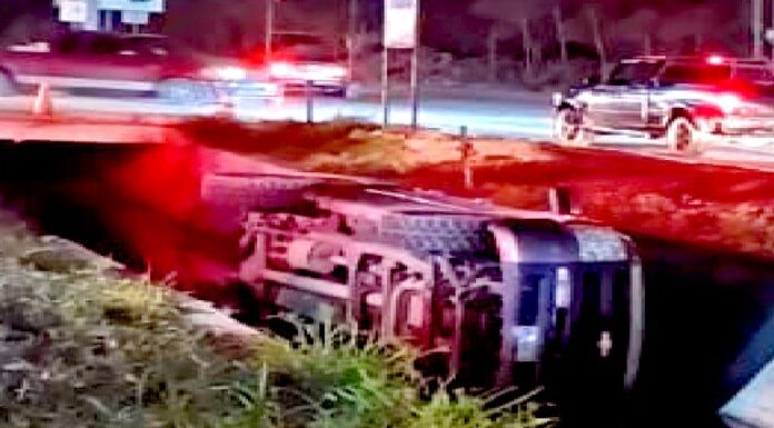 Cae unidad a dren desalinzador dejando daños materiales