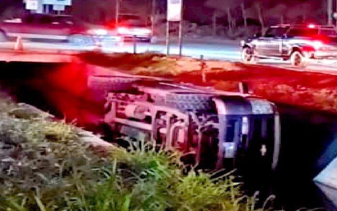 Cae unidad a dren desalinzador dejando daños materiales (1)