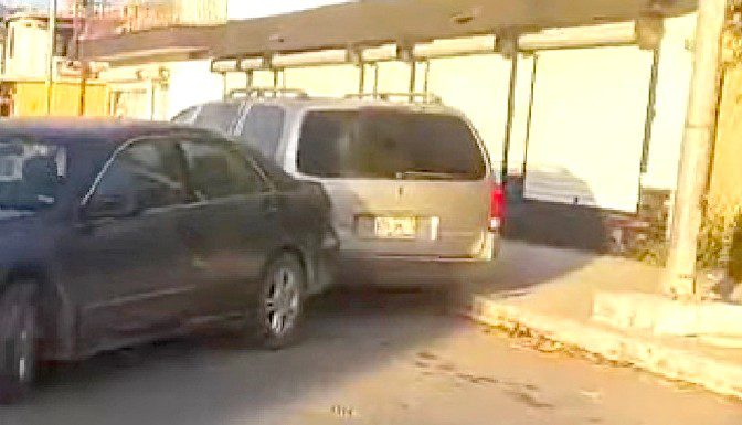 Chocan en concurrida vialidad y dejan daños materiales (1)