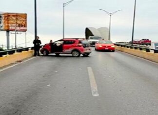 Chocan en el puente Broncos y dejan daños materiales