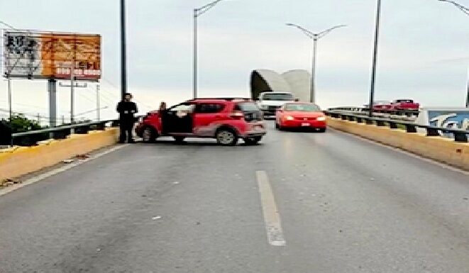 Chocan en el puente Broncos y dejan daños materiales